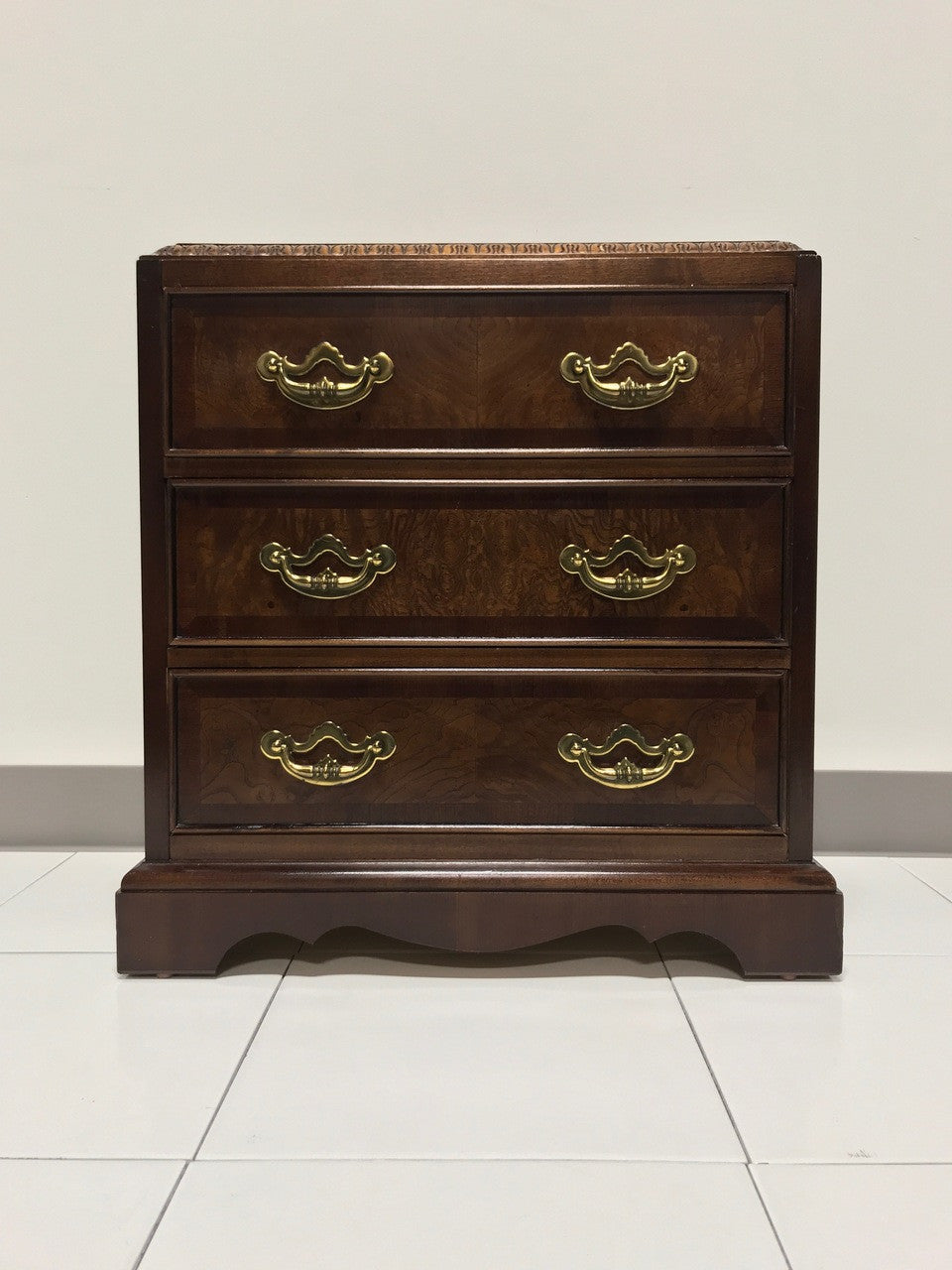 Lane Earl’s Court Burl Mahogany Bedside Chest